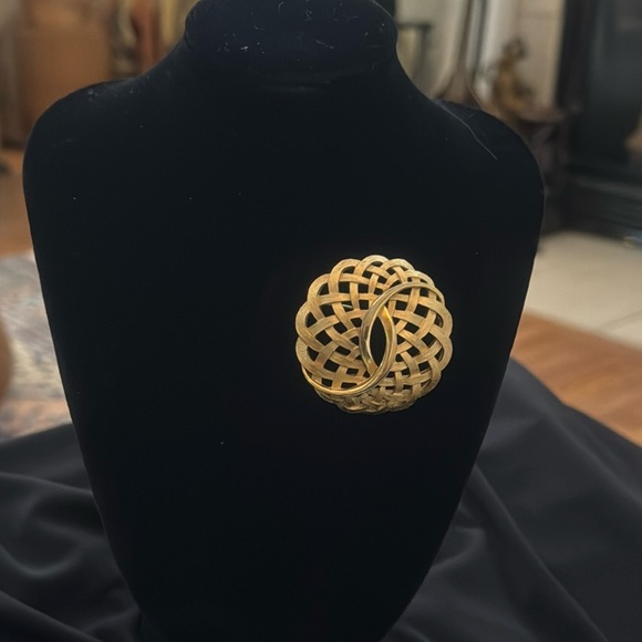 Exquisite Vintage Gold-tone Brooch - Picture 3 of 9